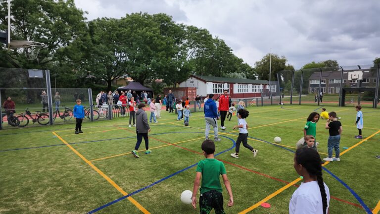 Kinderen spelen tijdens heropening Krajicekveld in Hoogvliet